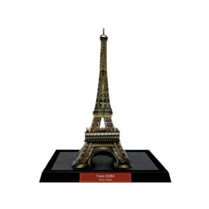 Papercraft / maquete de papel 3D da Torre Eiffel, em Paris, durante o dia