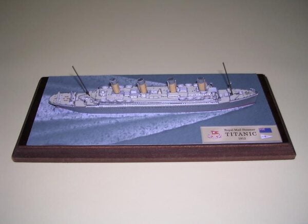 Papercraft / maquete de papel 3D do navio transatlântico Titanic (23 cm)