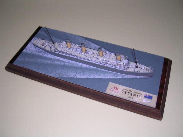 Papercraft / maquete de papel 3D do navio transatlântico Titanic (23 cm)