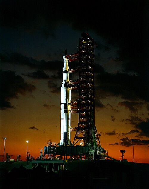 Papercraft / maquete de papel do foguete Saturn V